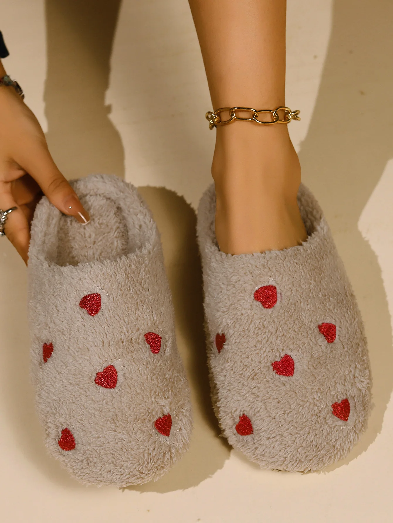 Winter Women's Heart-Shaped Slippers Love Mute Soft Sole Shoes Indoor Comfortable Cute Silent Carpet Light Living Room Winter Women's Heart-Shaped Slippers Love Mute Soft Sole Shoes Indoor Comfortable Cute Silent Carpet Light Living Room